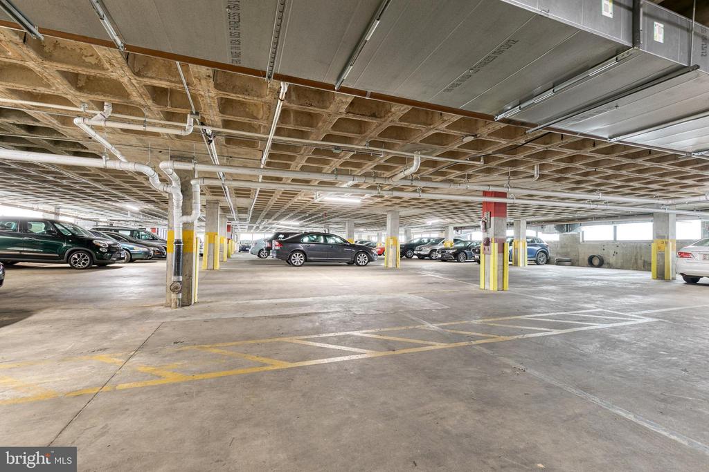 4000 N CHARLES STREET N Unit: 903