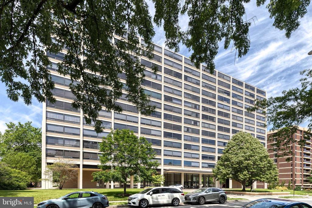 4000 N CHARLES STREET N Unit: 903