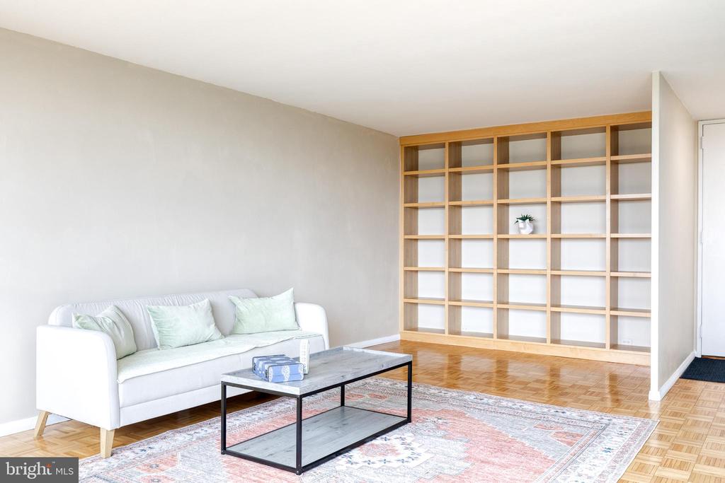4000 N CHARLES STREET N Unit: 903