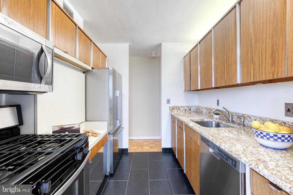 4000 N CHARLES STREET N Unit: 903