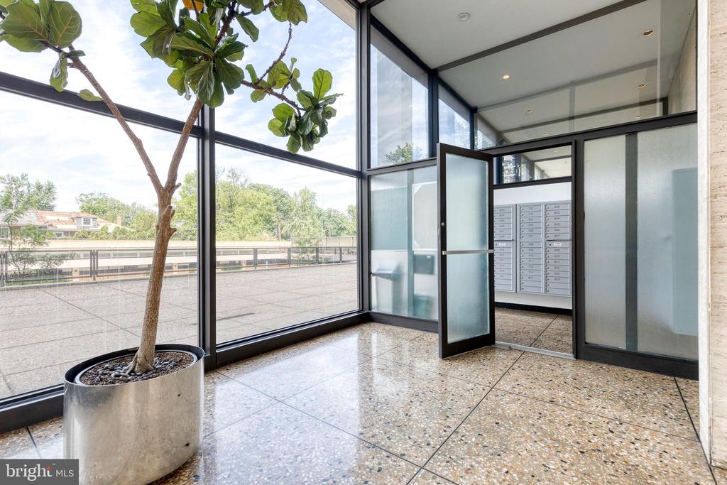 4000 N CHARLES STREET N Unit: 903