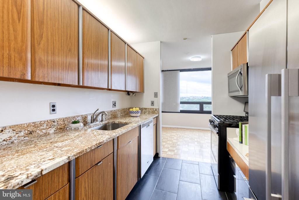 4000 N CHARLES STREET N Unit: 903