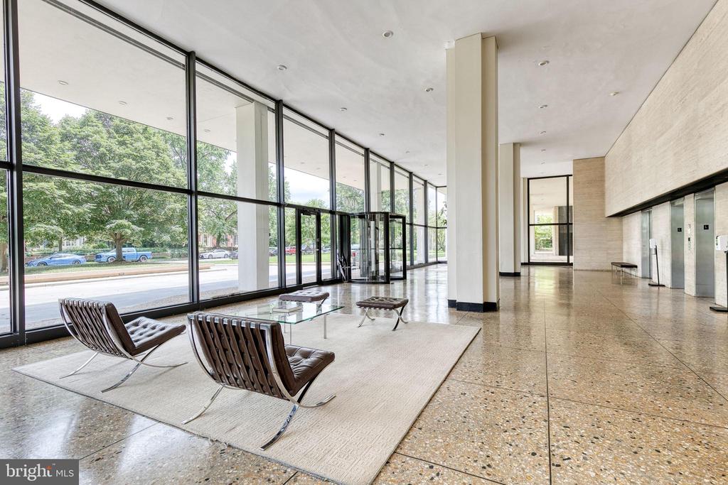 4000 N CHARLES STREET N Unit: 903
