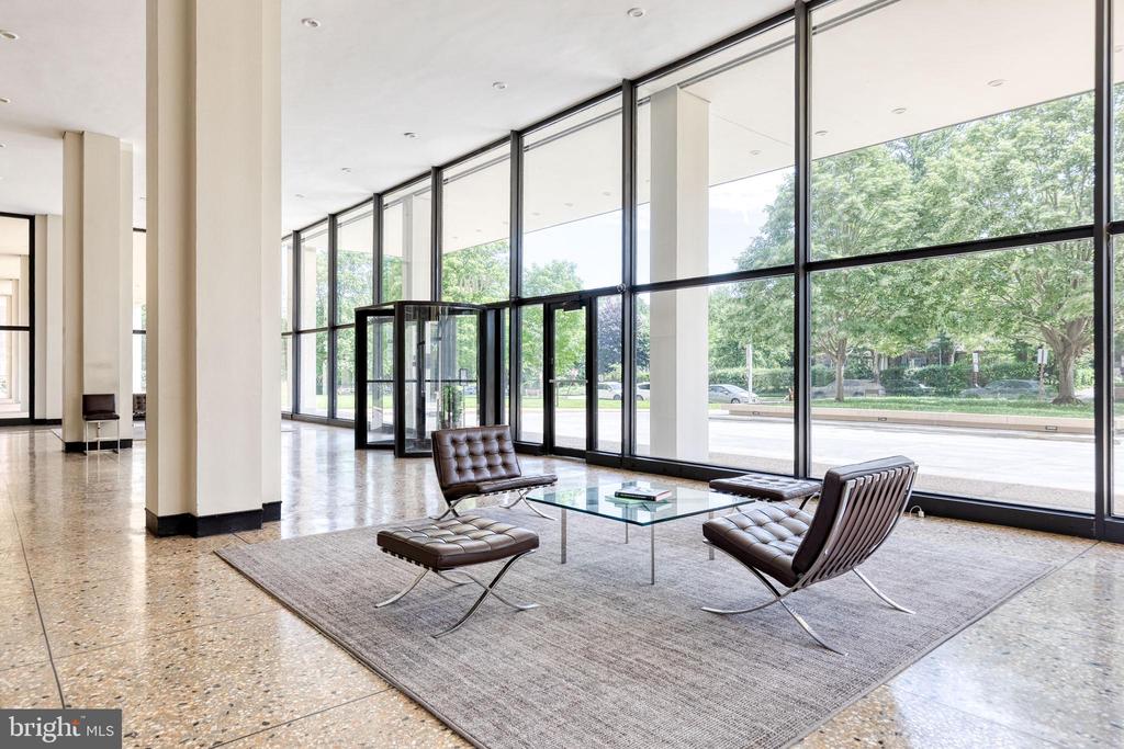 4000 N CHARLES STREET N Unit: 903