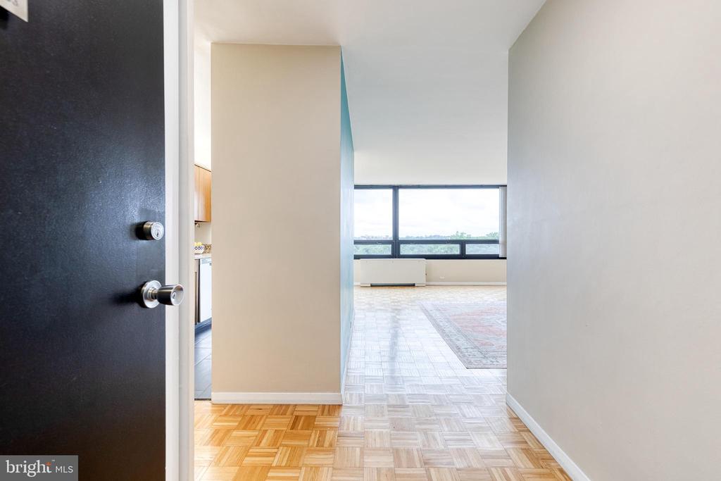 4000 N CHARLES STREET N Unit: 903