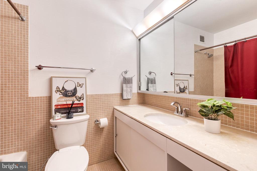 4000 N CHARLES STREET N Unit: 903