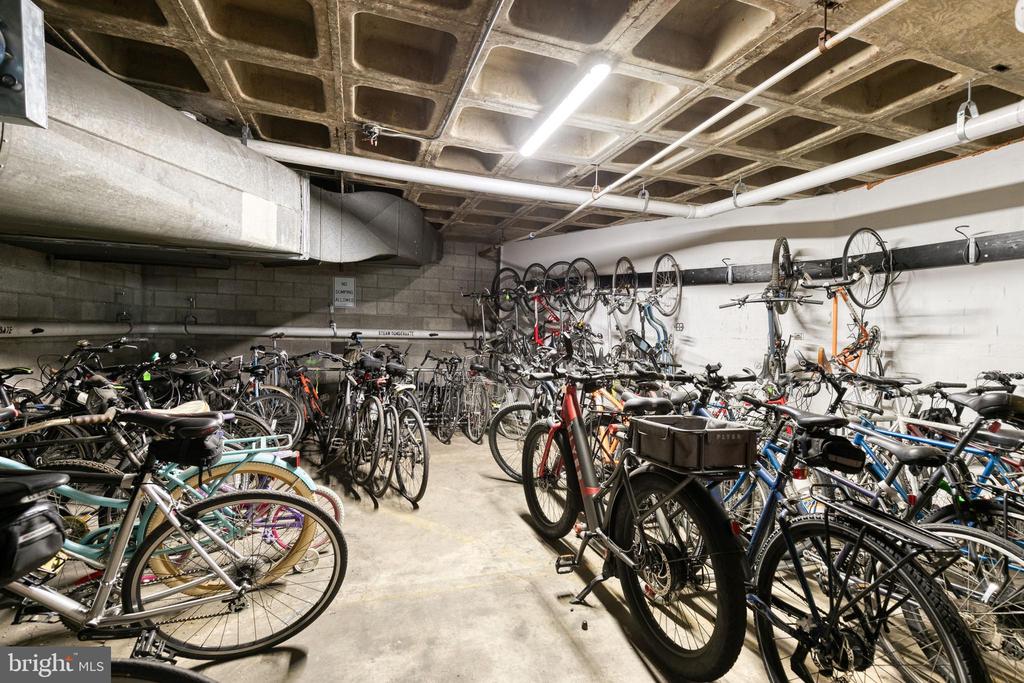 4000 N CHARLES STREET N Unit: 903