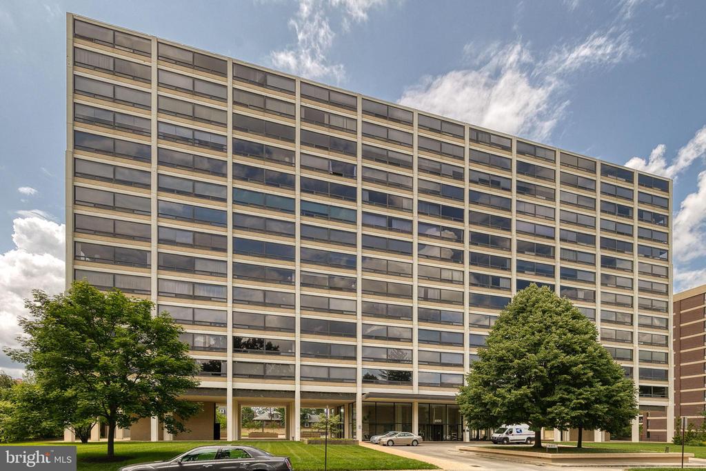 4000 N CHARLES STREET N Unit: 903
