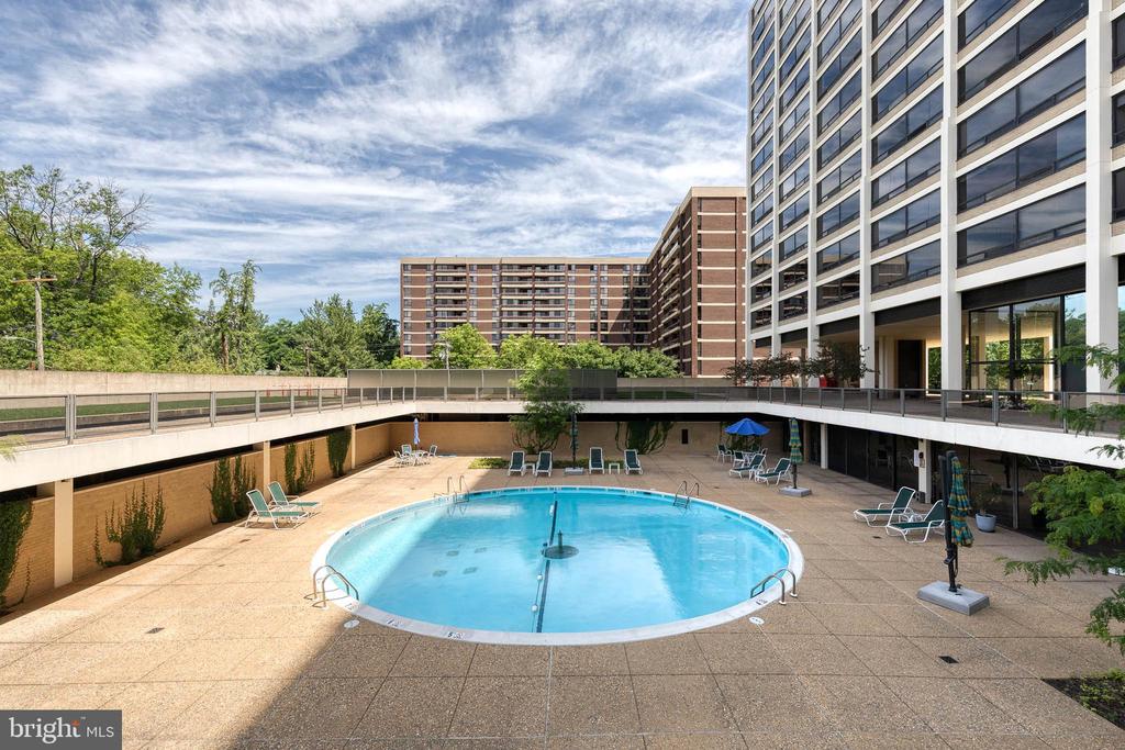 4000 N CHARLES STREET N Unit: 903
