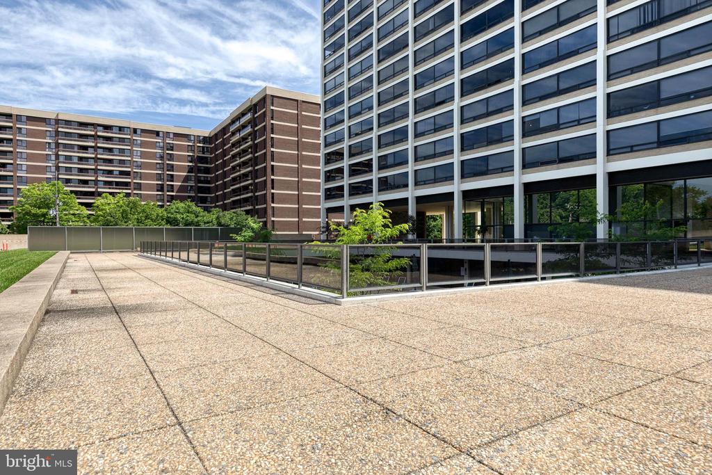 4000 N CHARLES STREET N Unit: 903