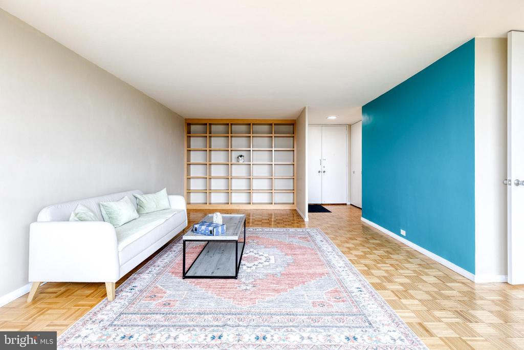4000 N CHARLES STREET N Unit: 903