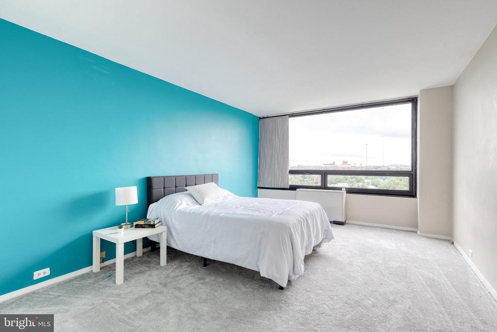 4000 N CHARLES STREET N Unit: 903