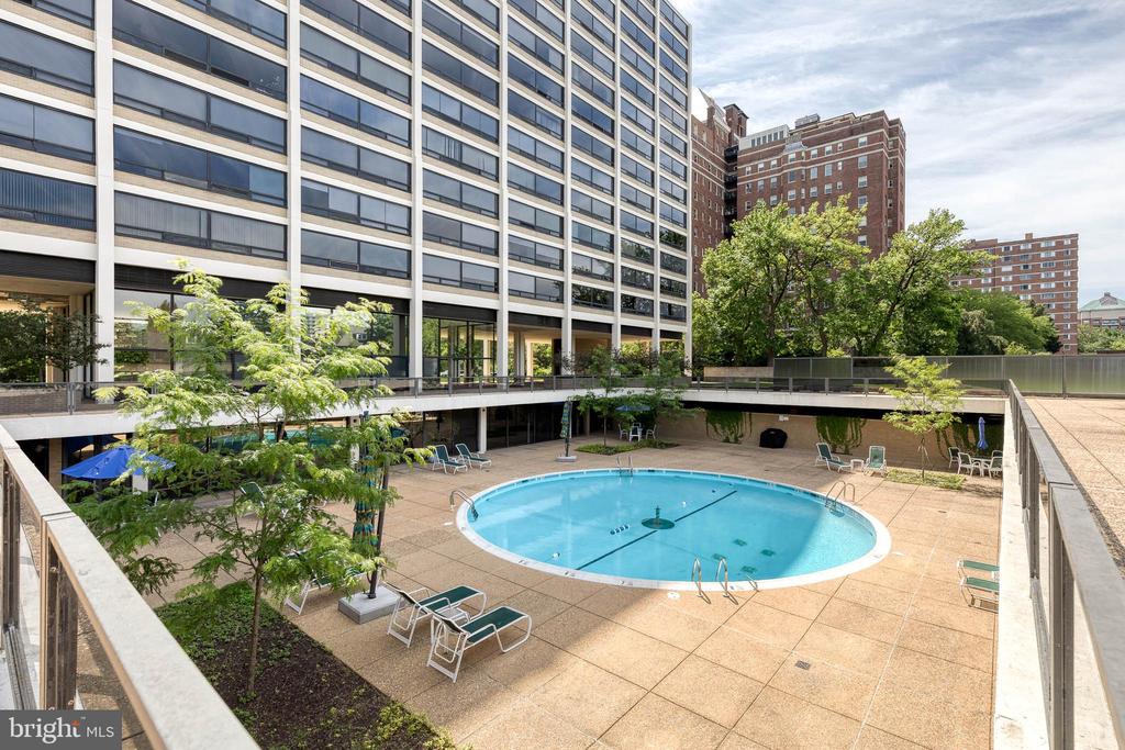 4000 N CHARLES STREET N Unit: 903
