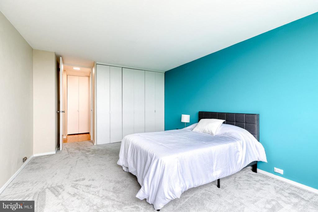 4000 N CHARLES STREET N Unit: 903