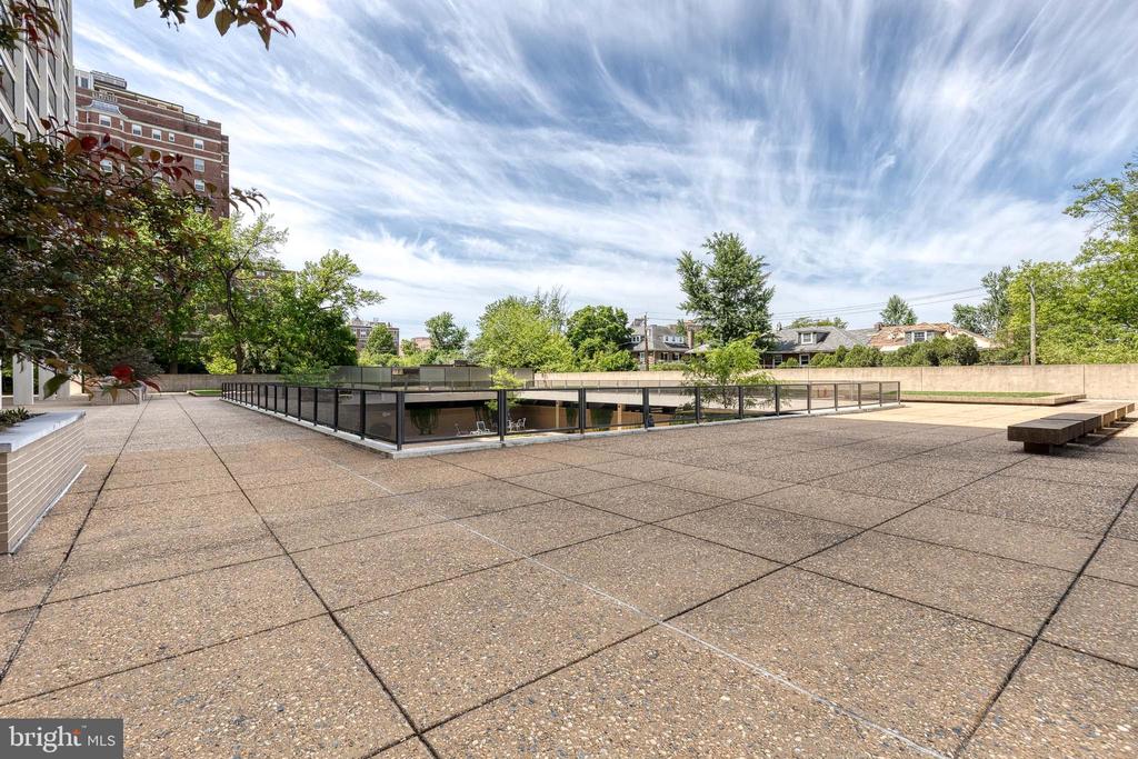 4000 N CHARLES STREET N Unit: 903