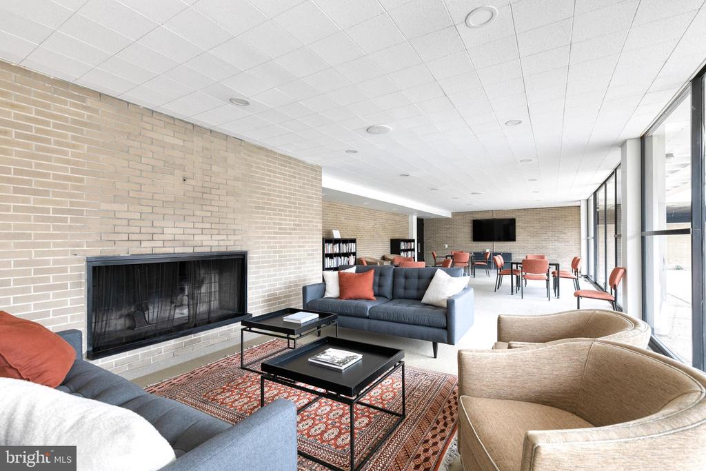 4000 N CHARLES STREET N Unit: 903