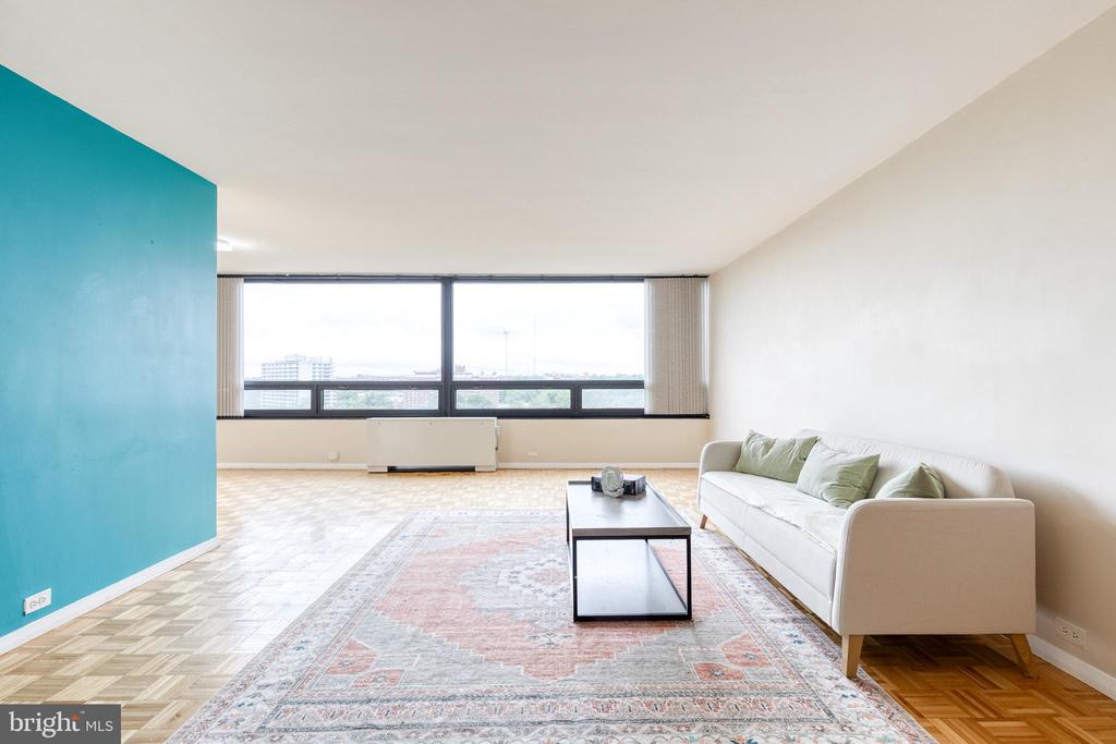 4000 N CHARLES STREET N Unit: 903