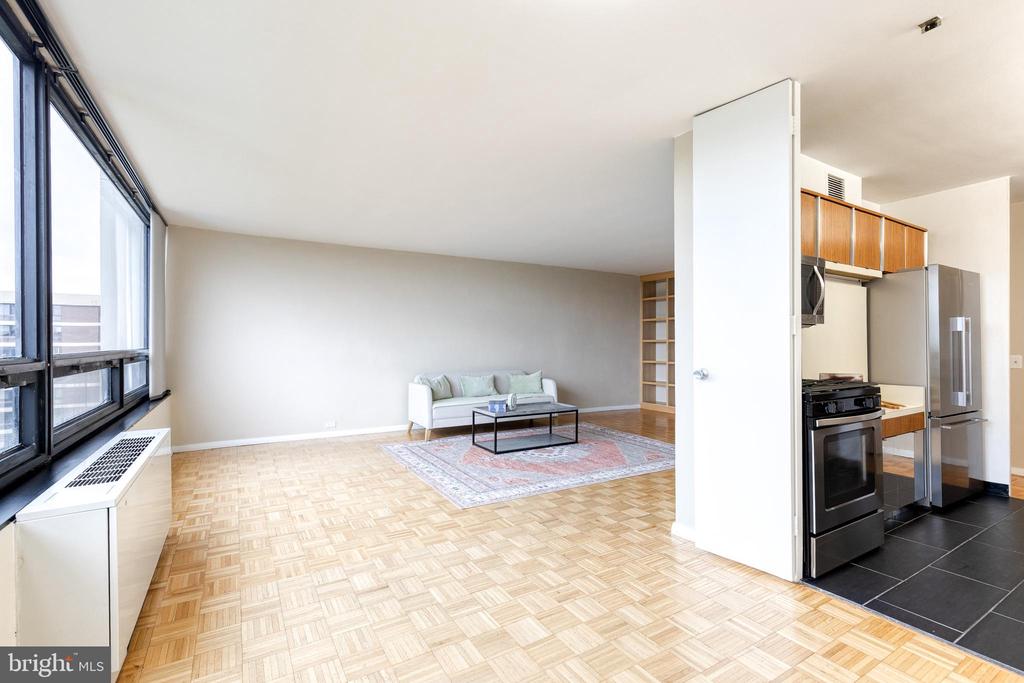 4000 N CHARLES STREET N Unit: 903