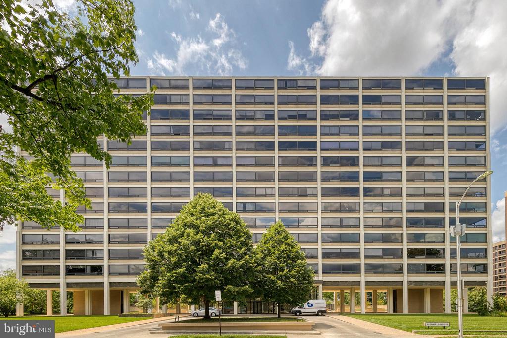 4000 N CHARLES STREET N Unit: 903