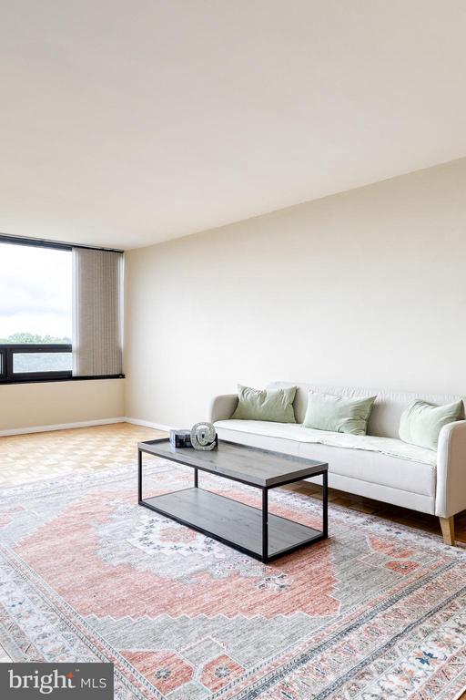 4000 N CHARLES STREET N Unit: 903