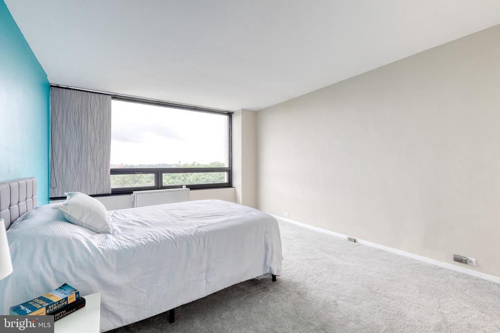 4000 N CHARLES STREET N Unit: 903
