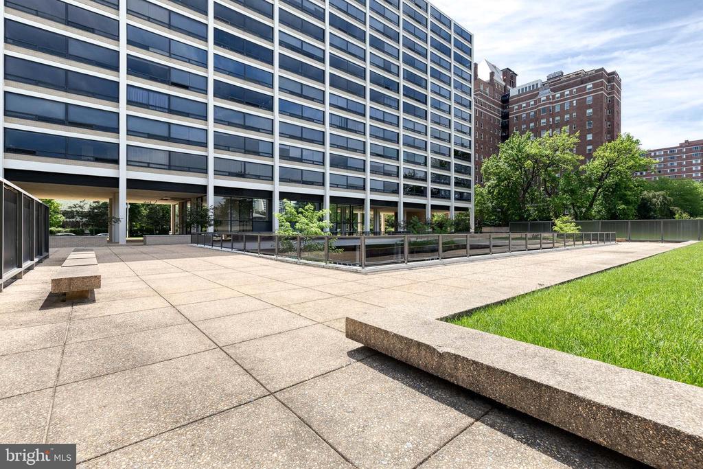 4000 N CHARLES STREET N Unit: 903