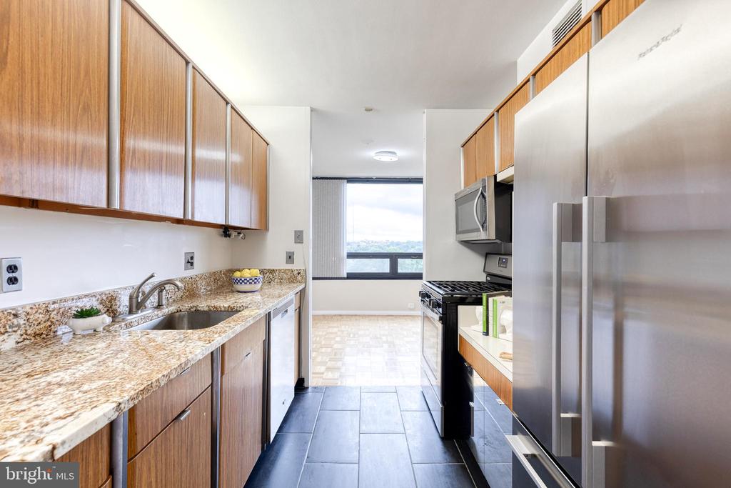 4000 N CHARLES STREET N Unit: 903