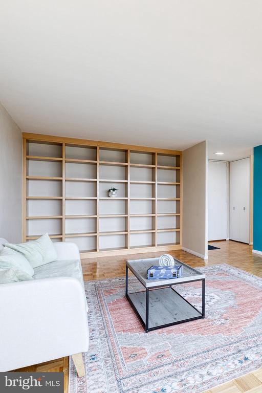 4000 N CHARLES STREET N Unit: 903