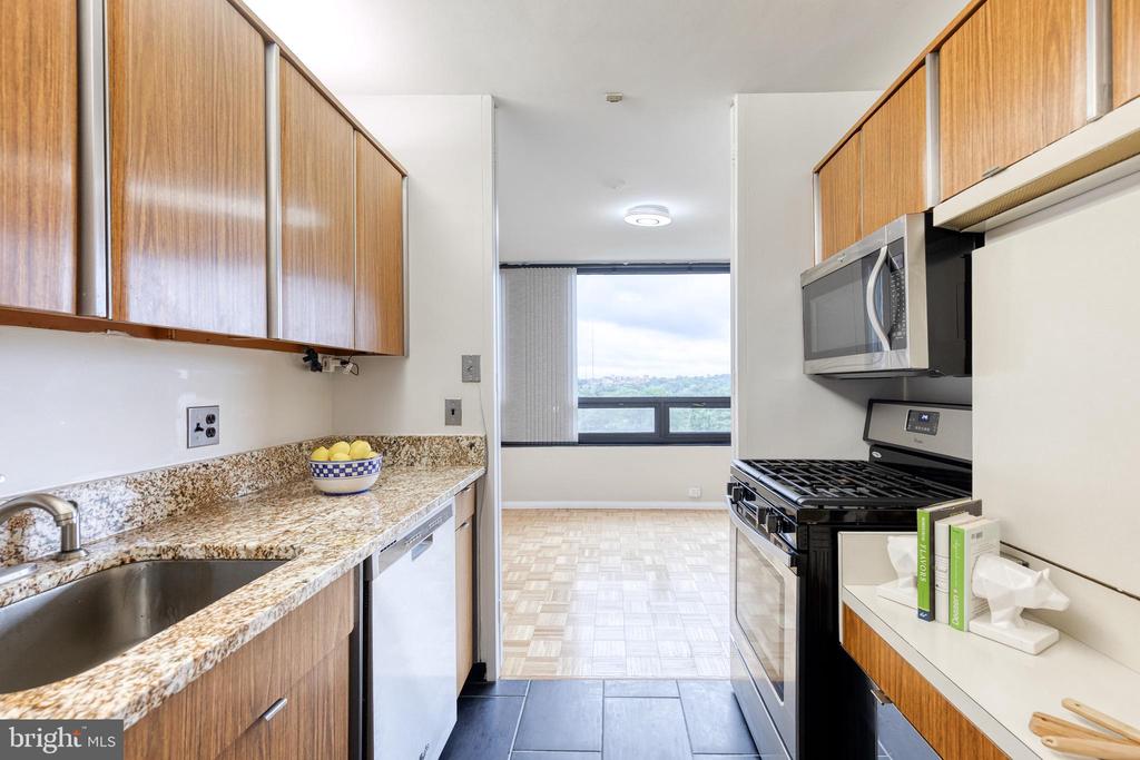 4000 N CHARLES STREET N Unit: 903