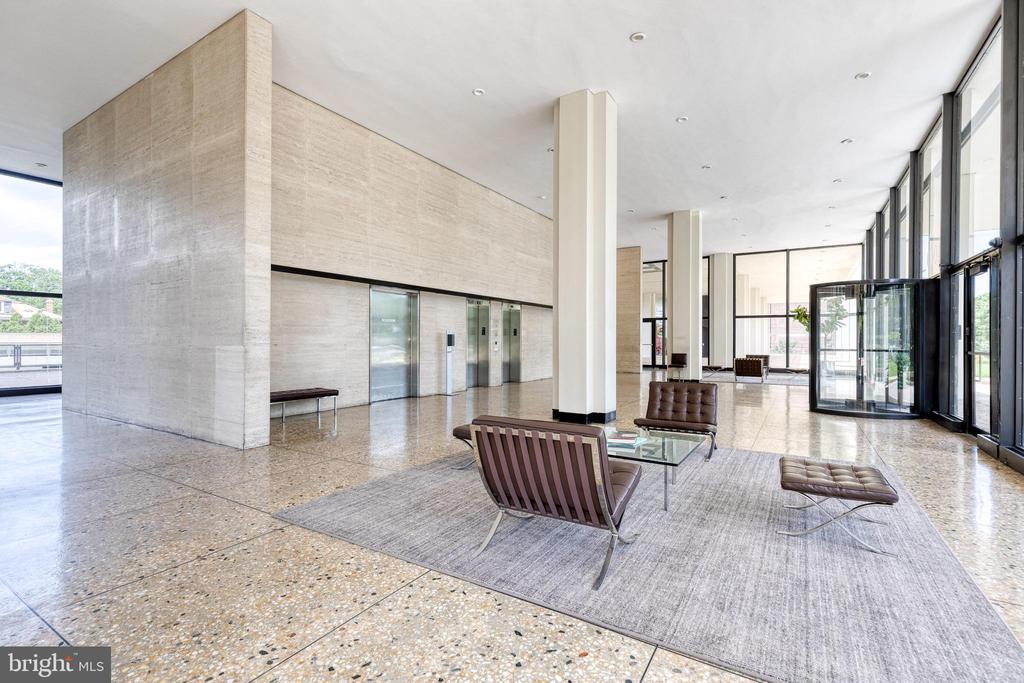4000 N CHARLES STREET N Unit: 903