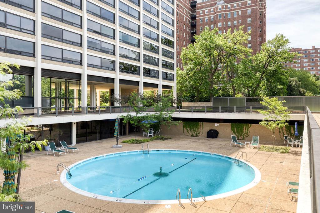 4000 N CHARLES STREET N Unit: 903