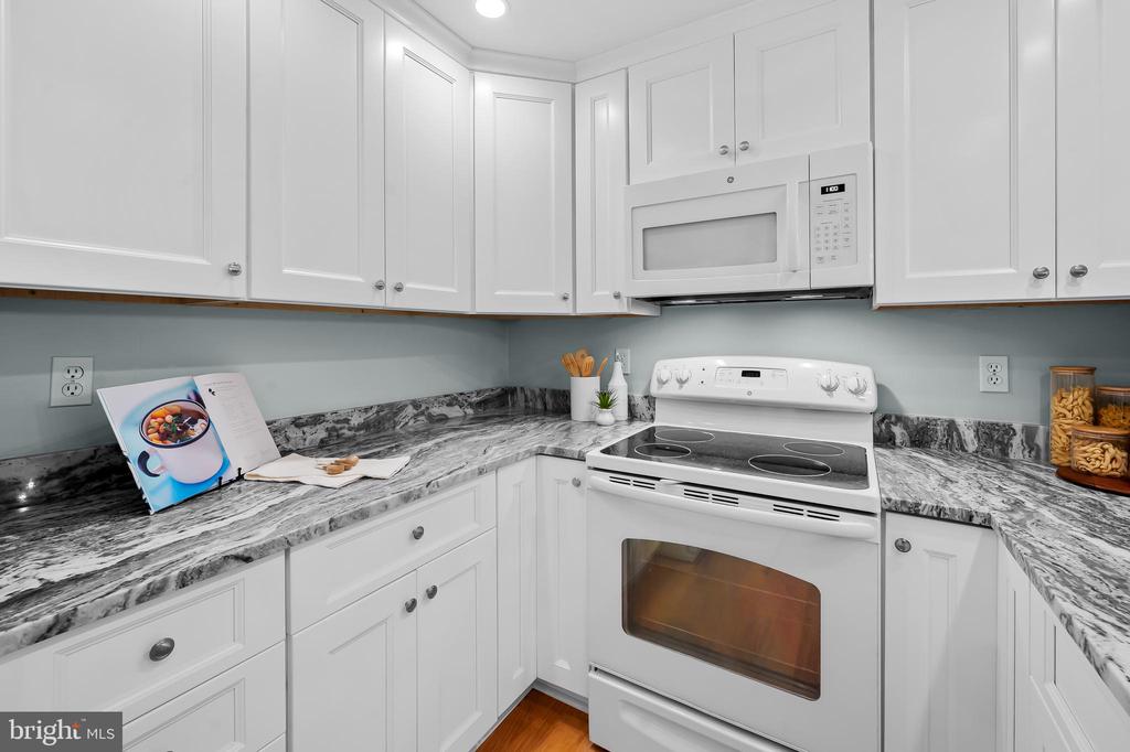 123 W BARRE STREET W Unit: 402