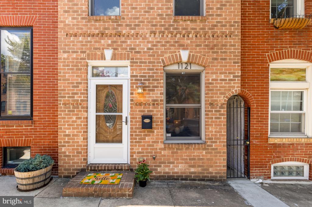 1121 S CLINTON STREET