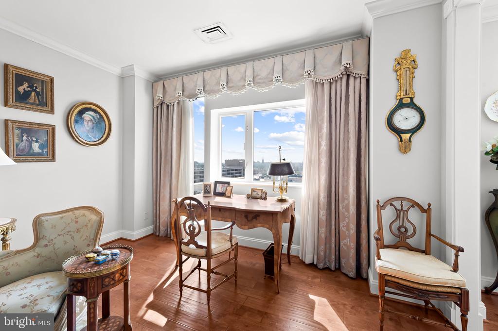 10 E LEE STREET Unit: 804