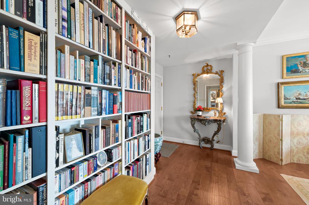 10 E LEE STREET Unit: 804
