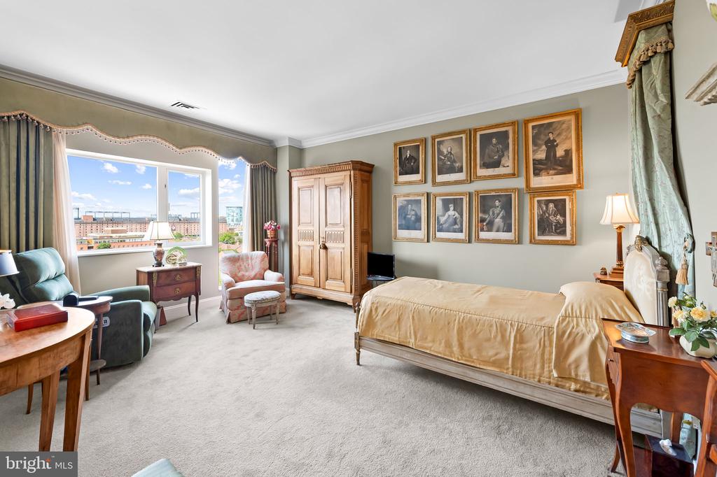 10 E LEE STREET Unit: 804