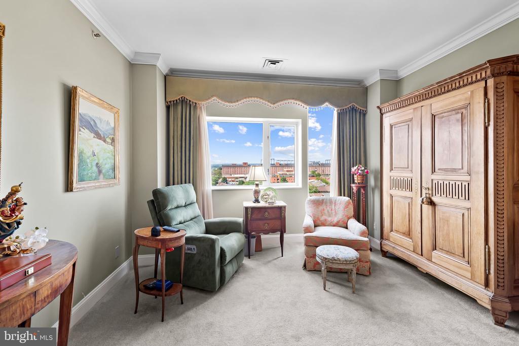 10 E LEE STREET Unit: 804
