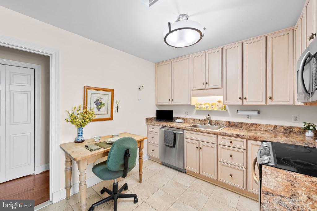 10 E LEE STREET Unit: 804