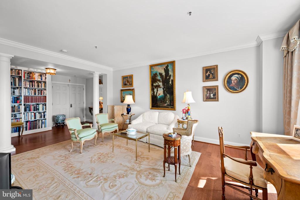 10 E LEE STREET Unit: 804