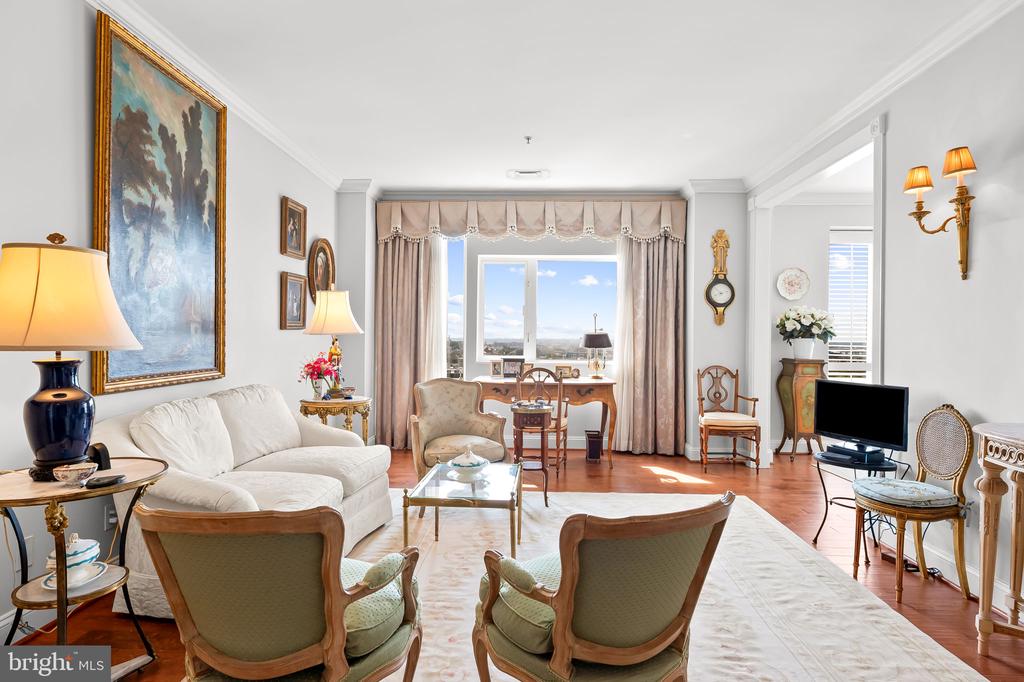 10 E LEE STREET Unit: 804