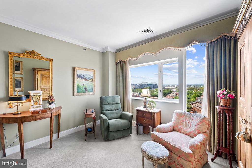 10 E LEE STREET Unit: 804