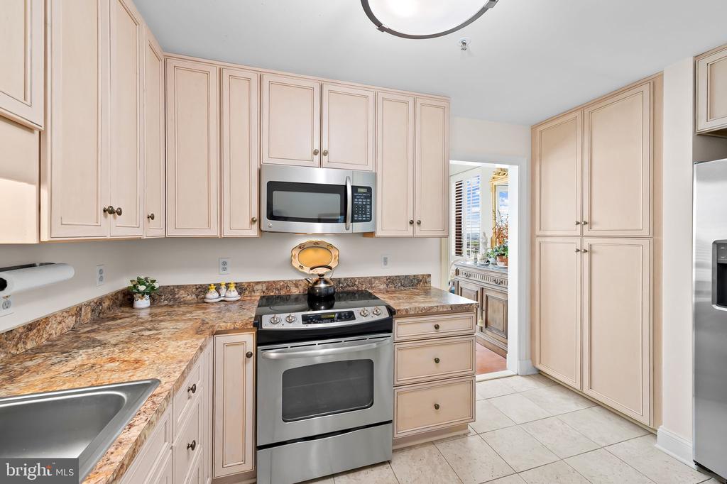 10 E LEE STREET Unit: 804