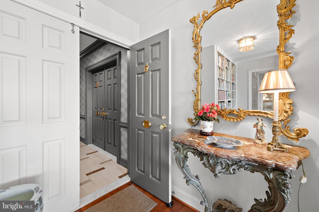 10 E LEE STREET Unit: 804