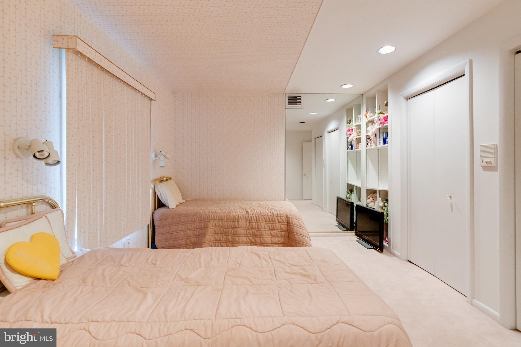 2403 Velvet Ridge Dr