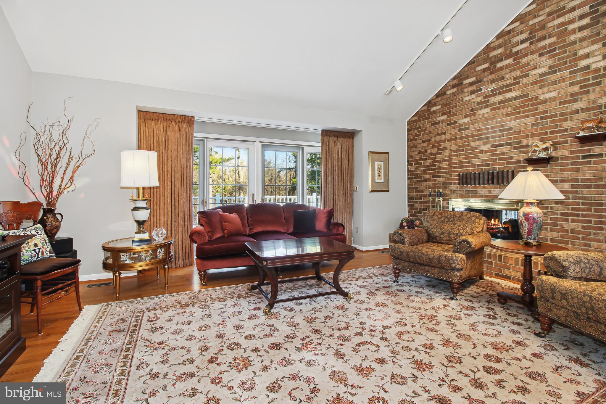 5 Colonial Oaks Ct