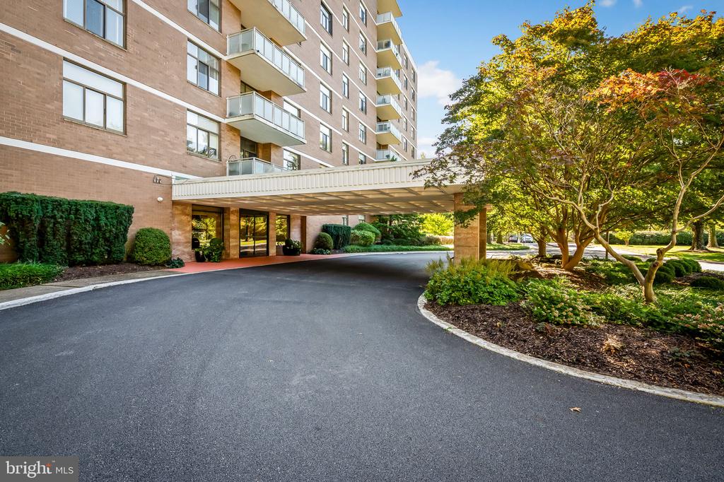 1 Slade Ave #204