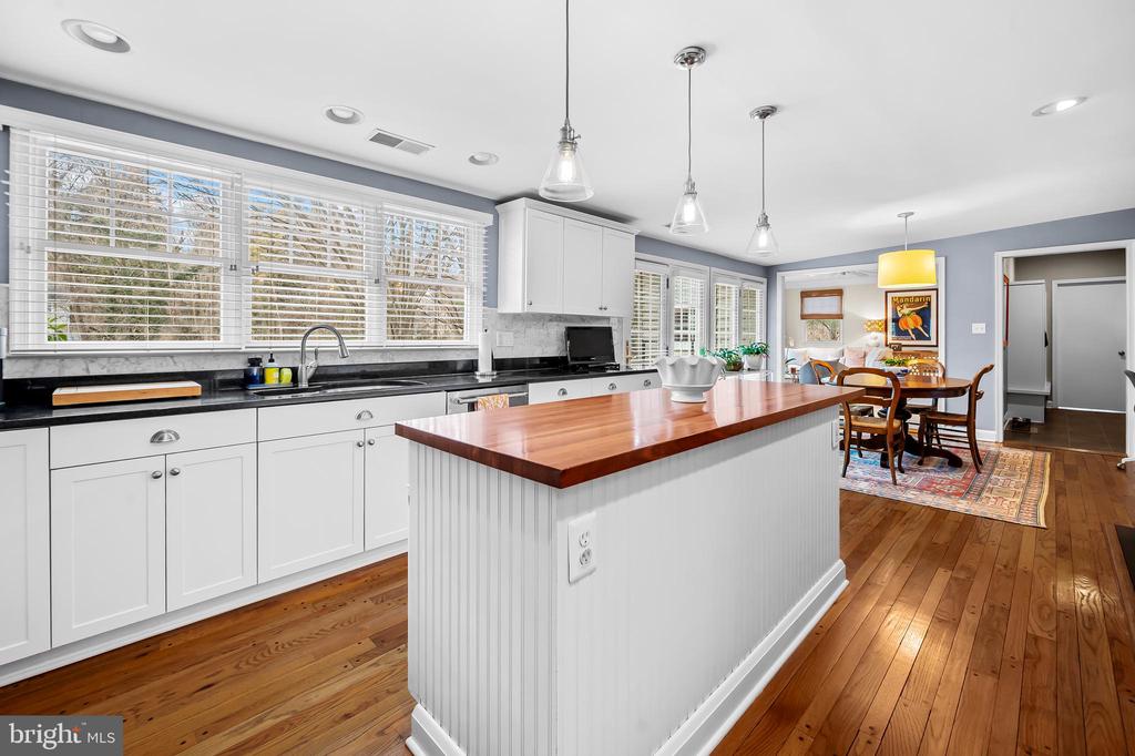 7912 Springway