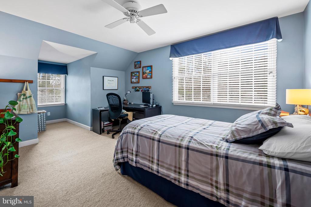 7912 Springway