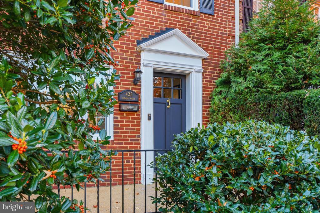 425 RODGERS COURT