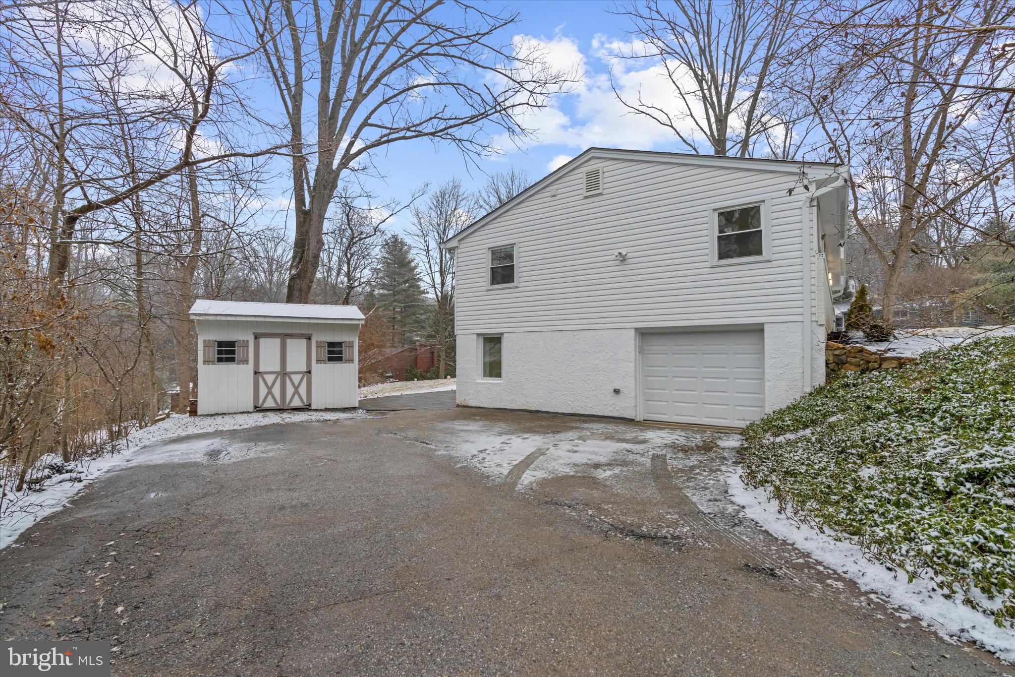 901 DOGWOOD HILL COURT